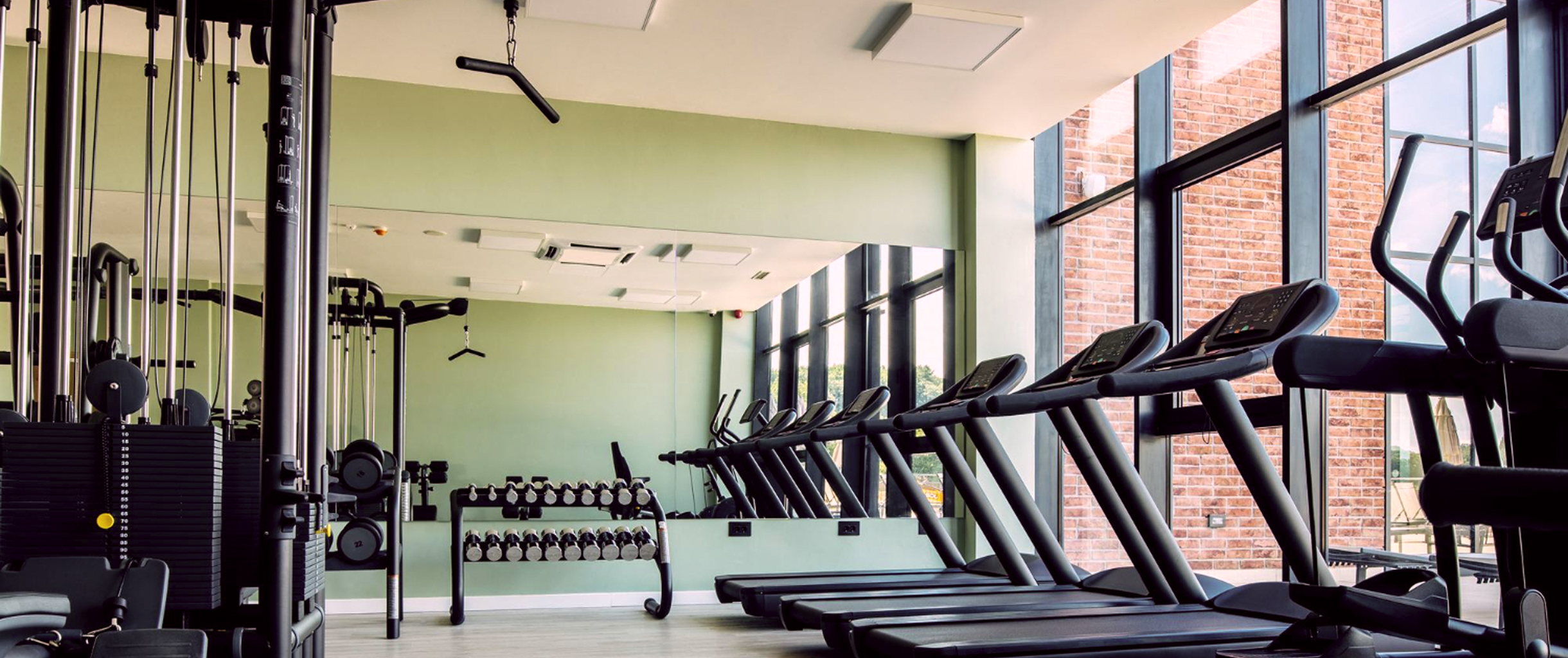 Тренажёрный зал с оборудованием